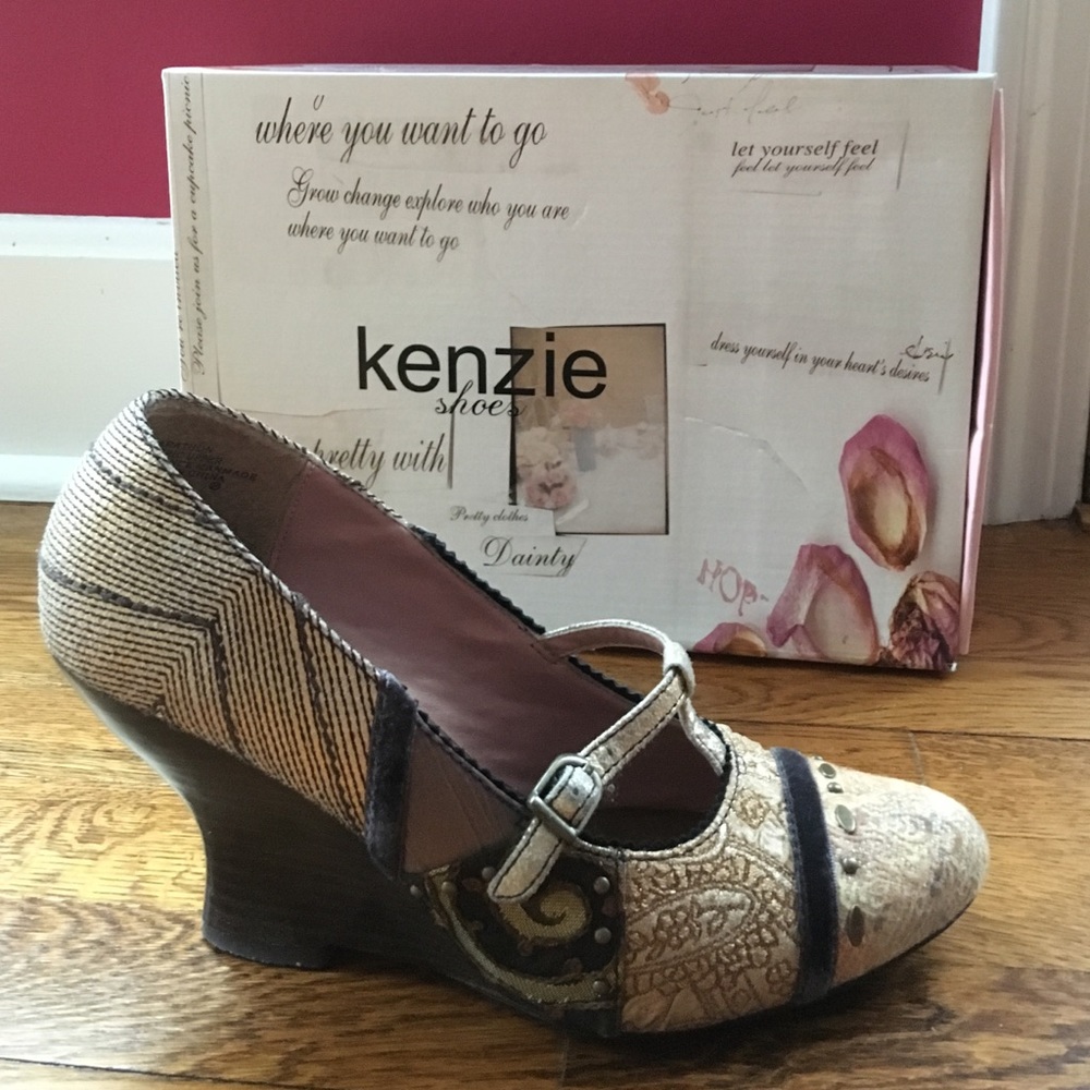 Kenzie tan velvet wedges. Comes in original box - Picture 2 of 7